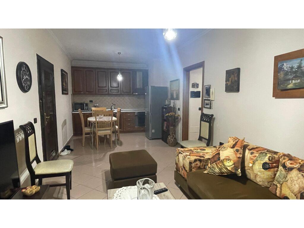 Jepet me qira apartament 1+1 ne Rrugen e Kavajes !