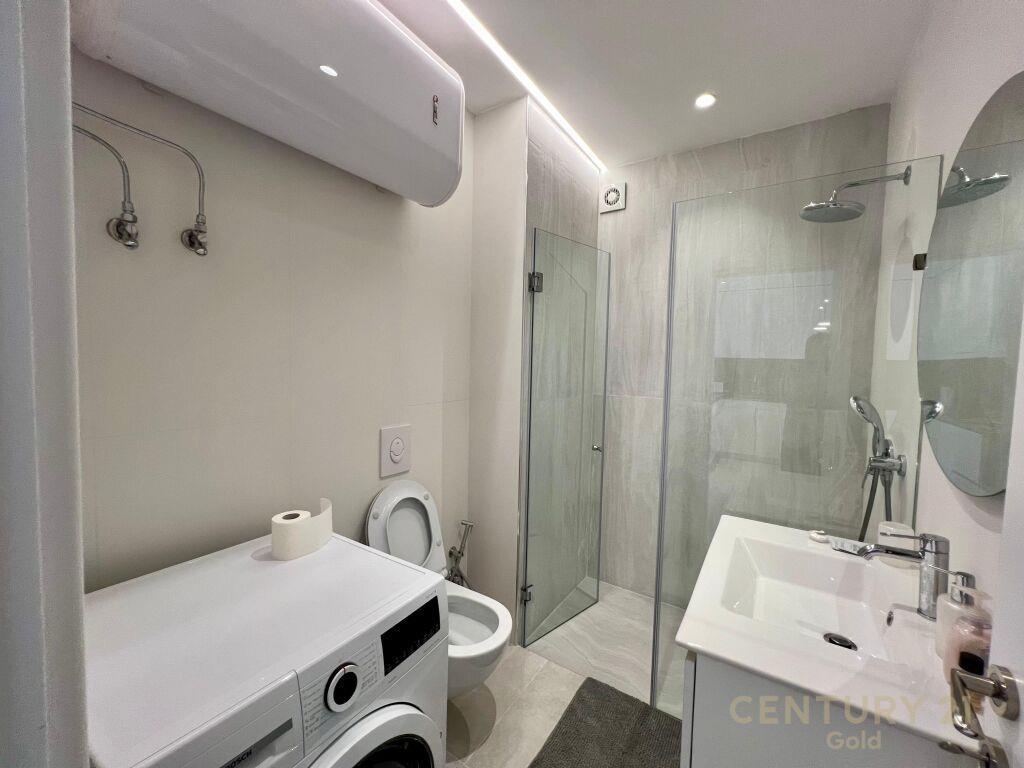 JAPIM ME QIRA APARTAMENT 2+1+2 TEK RR.BARRIKADAVE!!