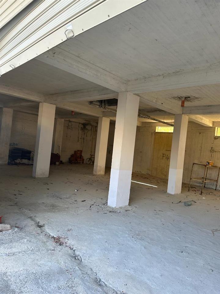 Shitet garazhd te shkembi kavajes