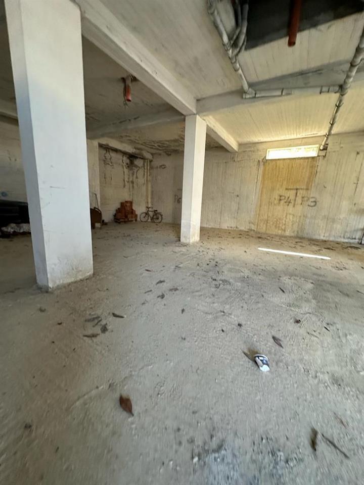 Shitet garazhd te shkembi kavajes