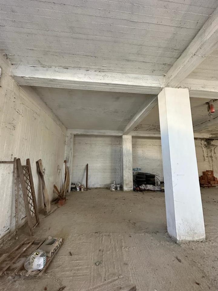 Shitet garazhd te shkembi kavajes