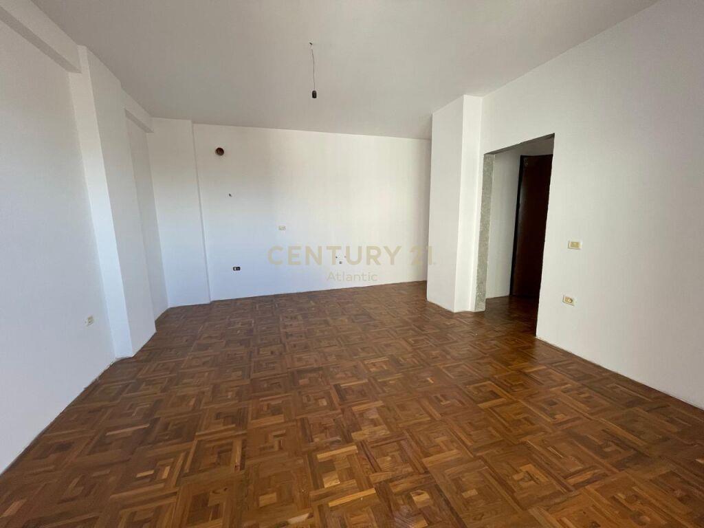 Shitet Apartamenti 2+1+Parkim Plazhi Teuta Durres 105 000 €