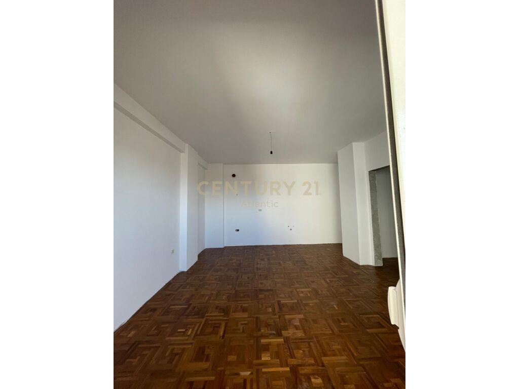 Shitet Apartamenti 2+1+Parkim Plazhi Teuta Durres 105 000 €