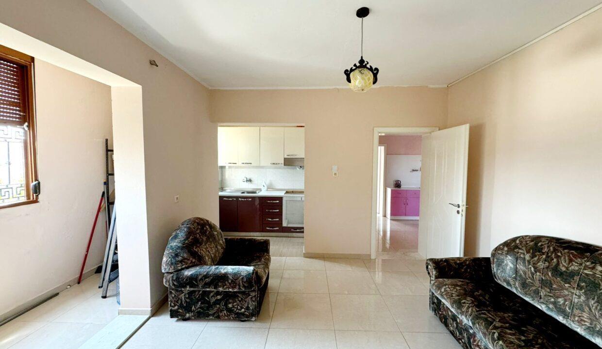 Kavaje,apartament 2+1,shetitorja “Taulantia “,afer parkut.