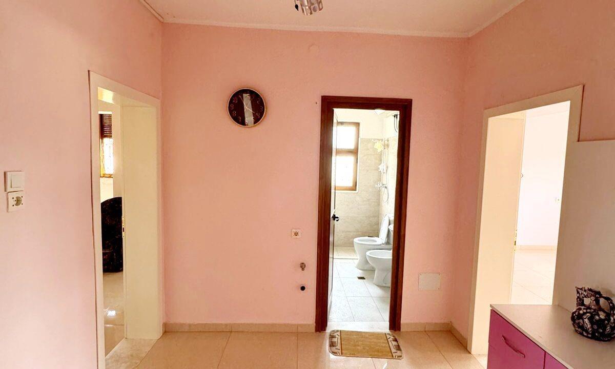 Kavaje,apartament 2+1,shetitorja “Taulantia “,afer parkut.