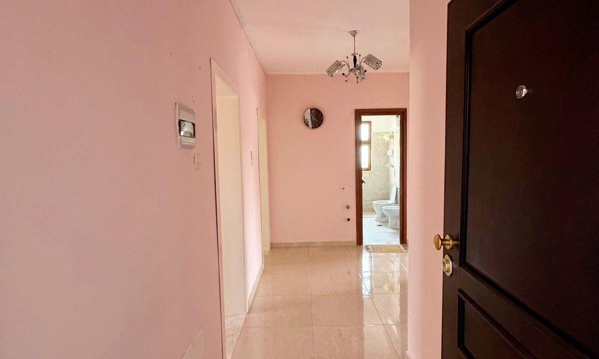 Kavaje,apartament 2+1,shetitorja “Taulantia “,afer parkut.