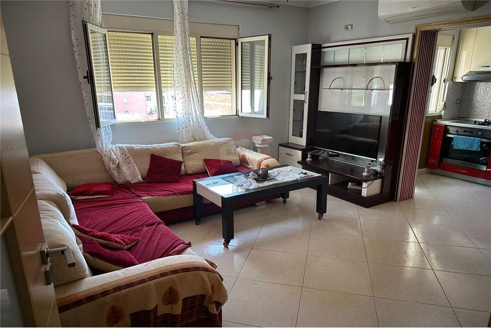 Shitet apartament 2+1 ne Rrugen Ali Demi