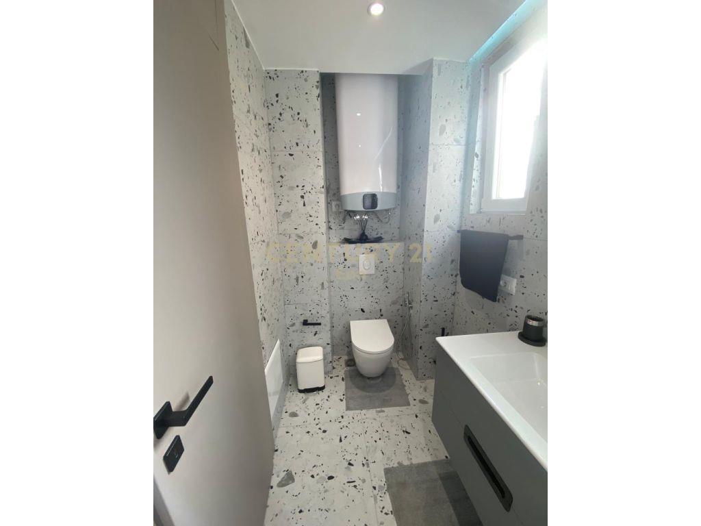 SHITET SUPER APARTAMENT 1+1 NE PLAZH, PRANE HOTEL ADRIATIK !