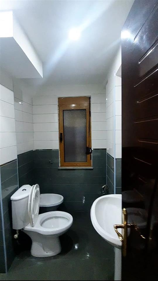 Kavaje, apartament 2+1 me planimetri super,buze rruges.