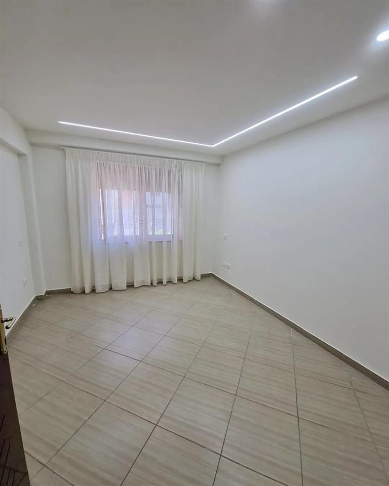 Kavaje, apartament 2+1 me planimetri super,buze rruges.