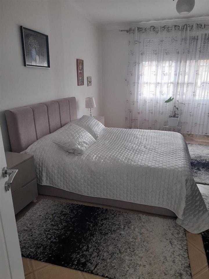 APARTAMENT 1+1 PER SHITJE TEK RRUGA E BARRIKADAVE!