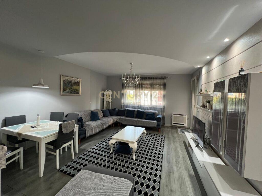 Qira Apartament 2+1+2+Parkim Qendra e Tiranes 1500 €