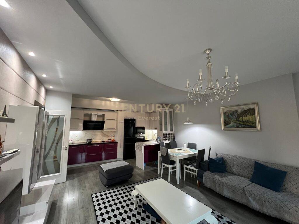 Qira Apartament 2+1+2+Parkim Qendra e Tiranes 1500 €