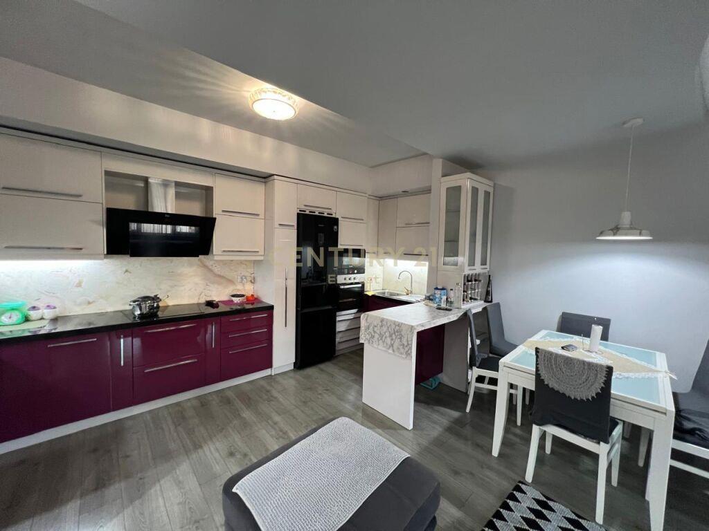 Qira Apartament 2+1+2+Parkim Qendra e Tiranes 1500 €