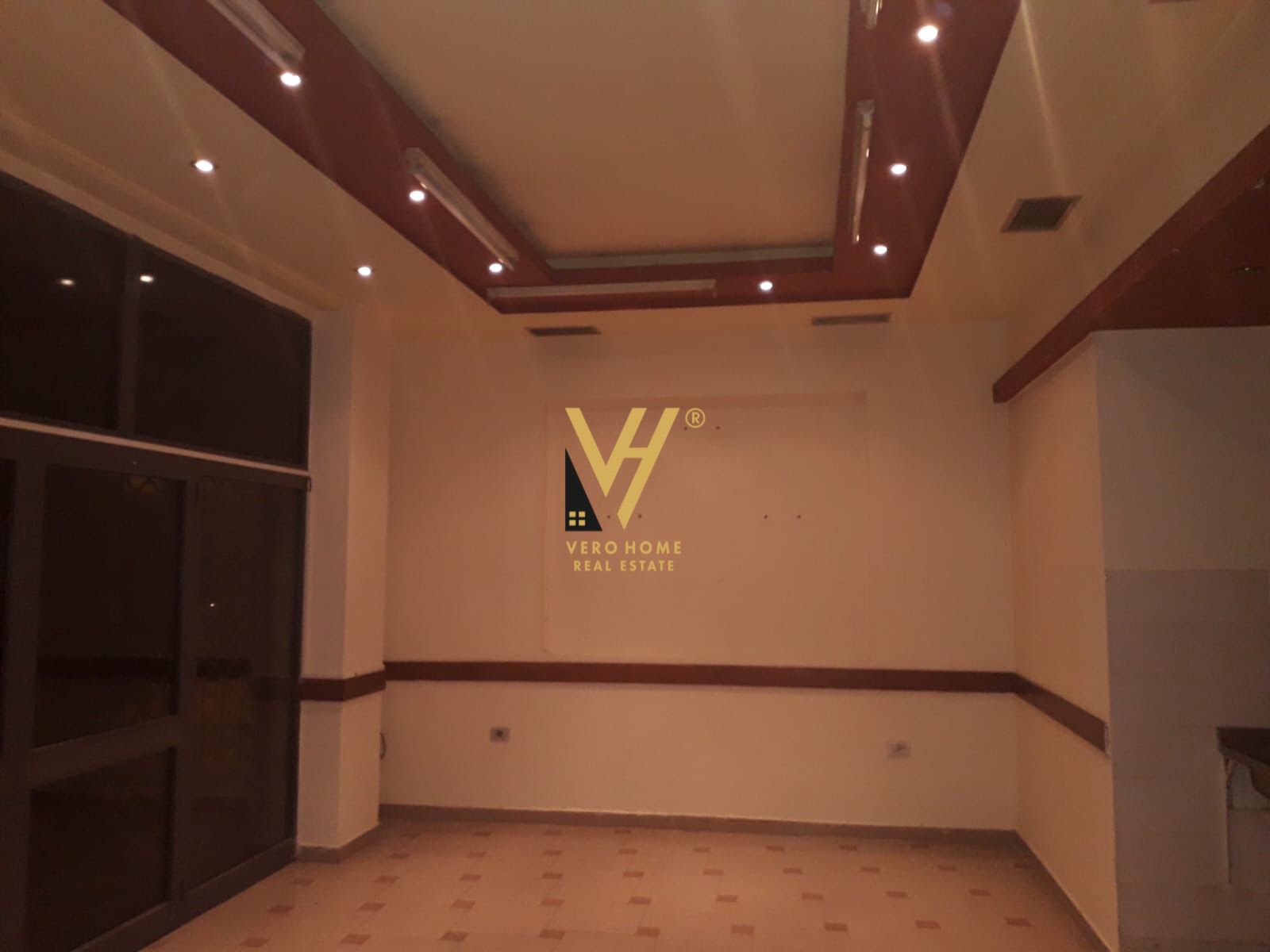 JEPET DYQAN 46.5M2 PRANE RRUGES SE ELBASANIT 500 E