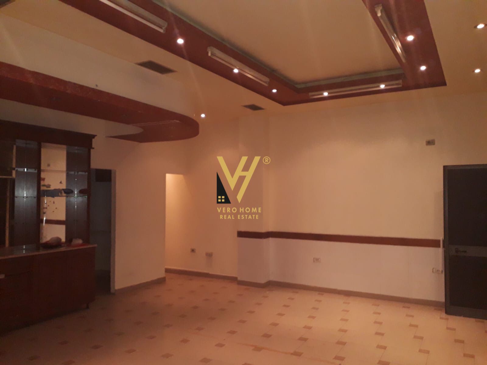 JEPET DYQAN 46.5M2 PRANE RRUGES SE ELBASANIT 500 E