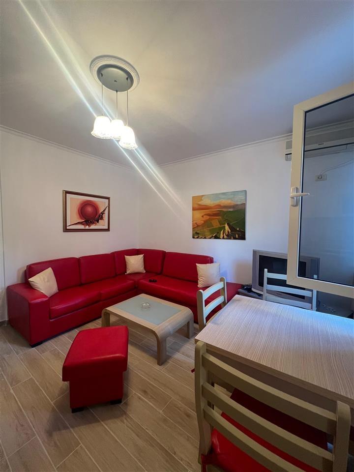 JEPET APARTAMENT ME QIRA 1+1 VIJE PAR ME DETIN SH. KAVAJES!
