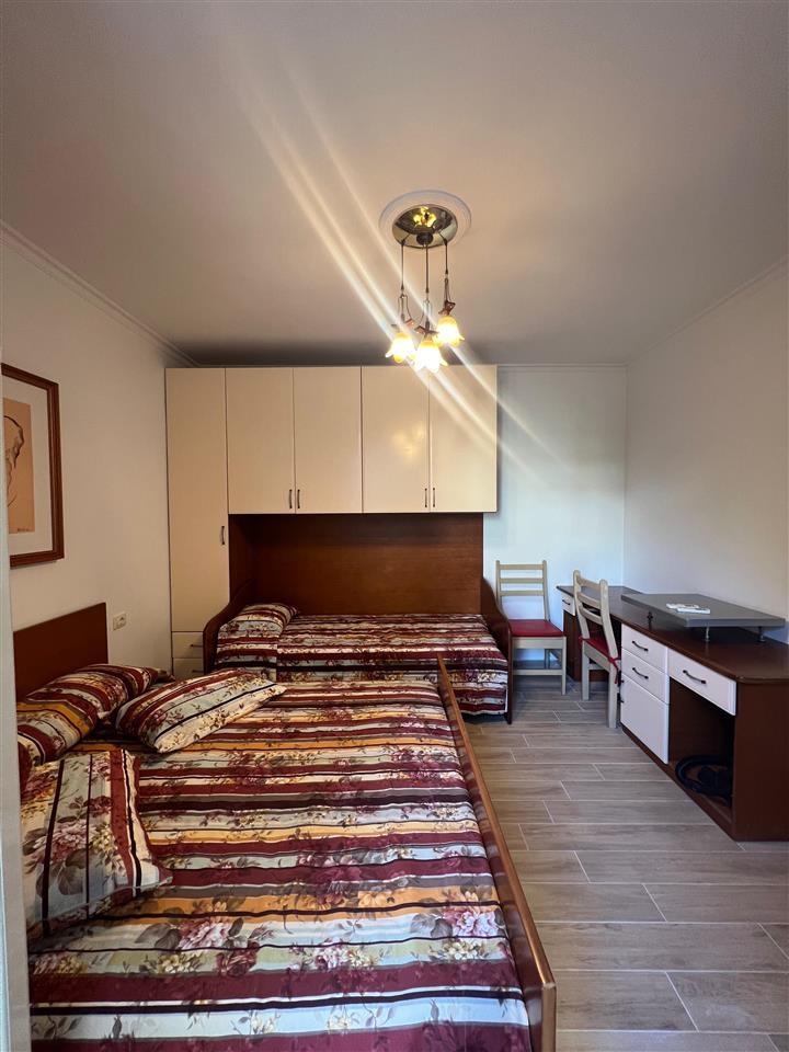 JEPET APARTAMENT ME QIRA 1+1 VIJE PAR ME DETIN SH. KAVAJES!