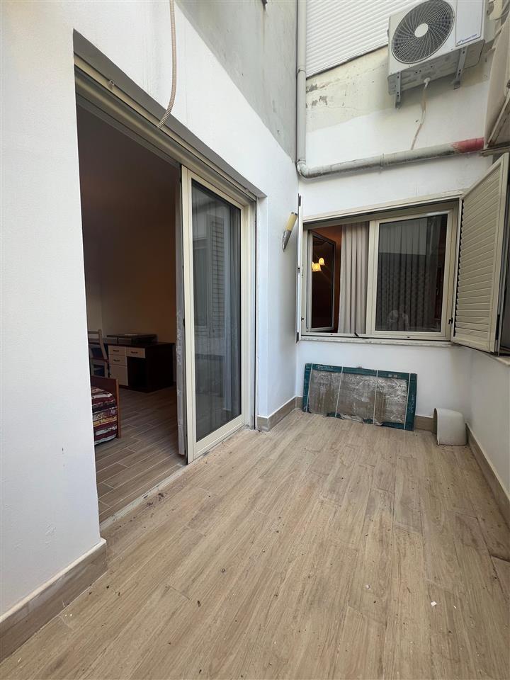 JEPET APARTAMENT ME QIRA 1+1 VIJE PAR ME DETIN SH. KAVAJES!