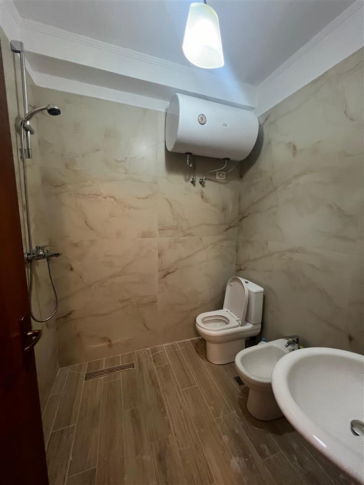JEPET APARTAMENT ME QIRA 1+1 VIJE PAR ME DETIN SH. KAVAJES!