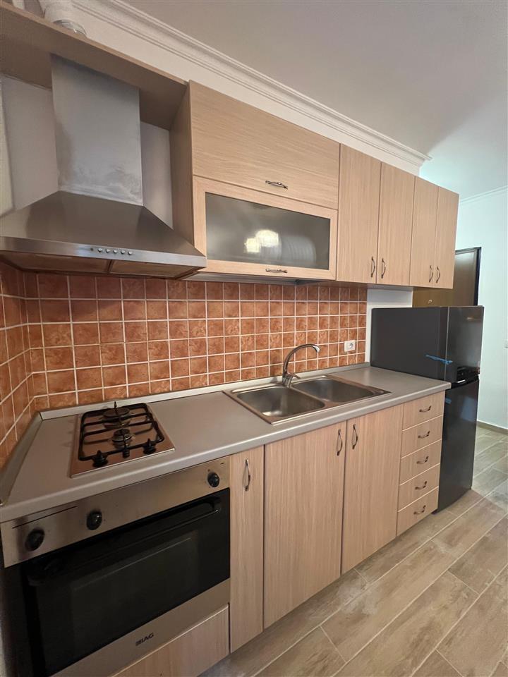 JEPET APARTAMENT ME QIRA 1+1 VIJE PAR ME DETIN SH. KAVAJES!