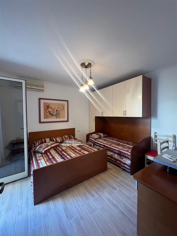 JEPET APARTAMENT ME QIRA 1+1 VIJE PAR ME DETIN SH. KAVAJES!