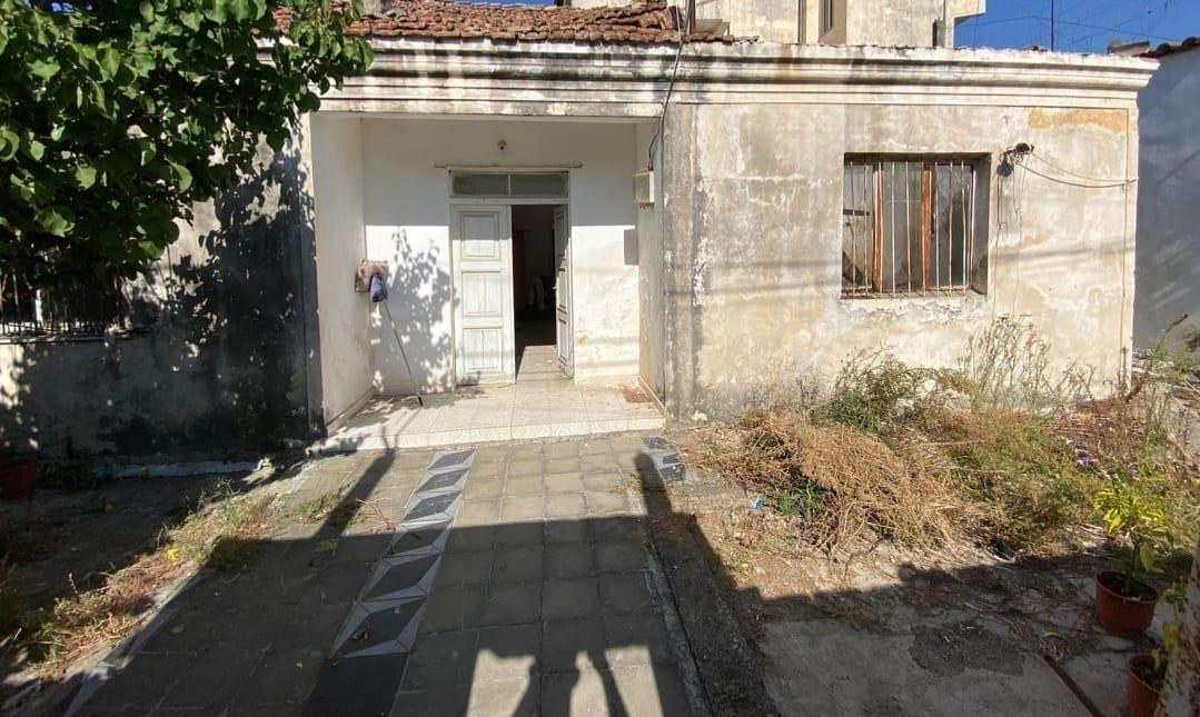 Kavaje,shtepi e vjeter +truall ,pak m nga qendra.