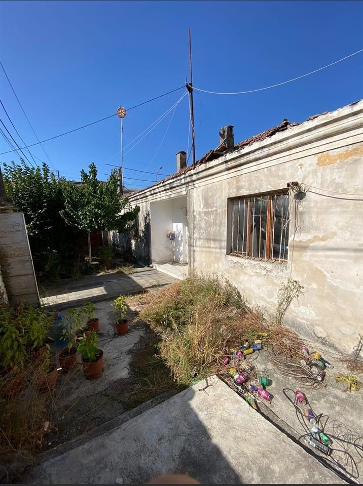 Kavaje,shtepi e vjeter +truall ,pak m nga qendra.