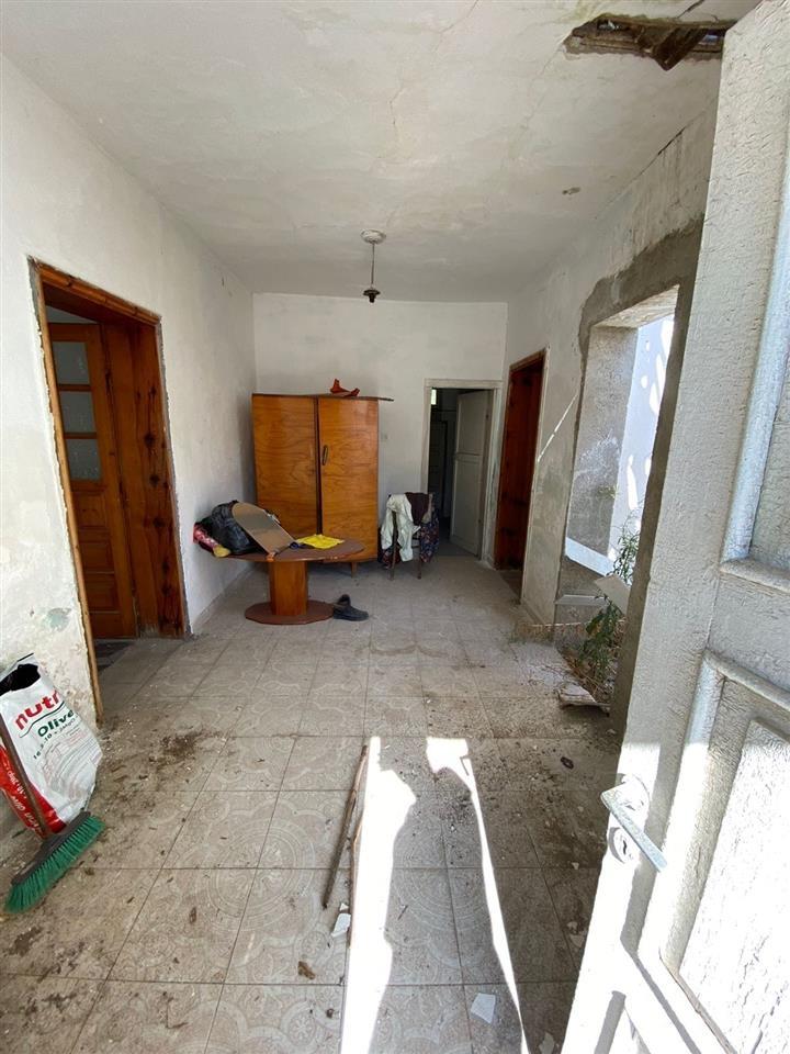 Kavaje,shtepi e vjeter +truall ,pak m nga qendra.