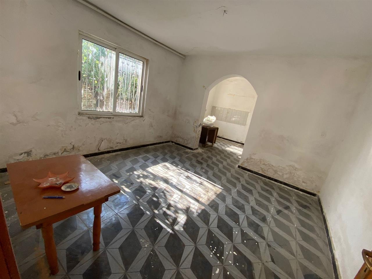 Kavaje,shtepi e vjeter +truall ,pak m nga qendra.