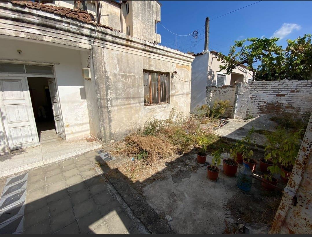 Kavaje,shtepi e vjeter +truall ,pak m nga qendra.