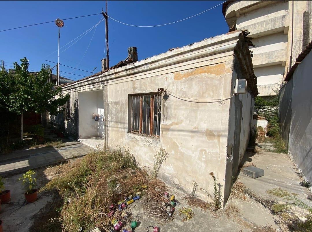 Kavaje,shtepi e vjeter +truall ,pak m nga qendra.