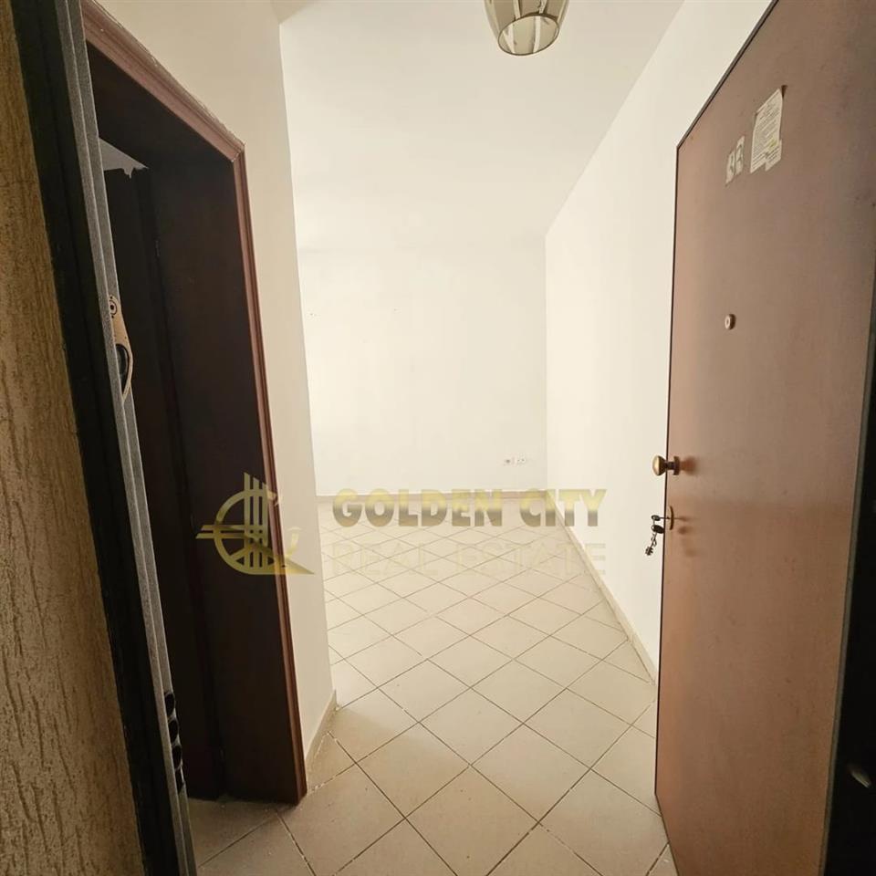 Shitet apartament 1+1