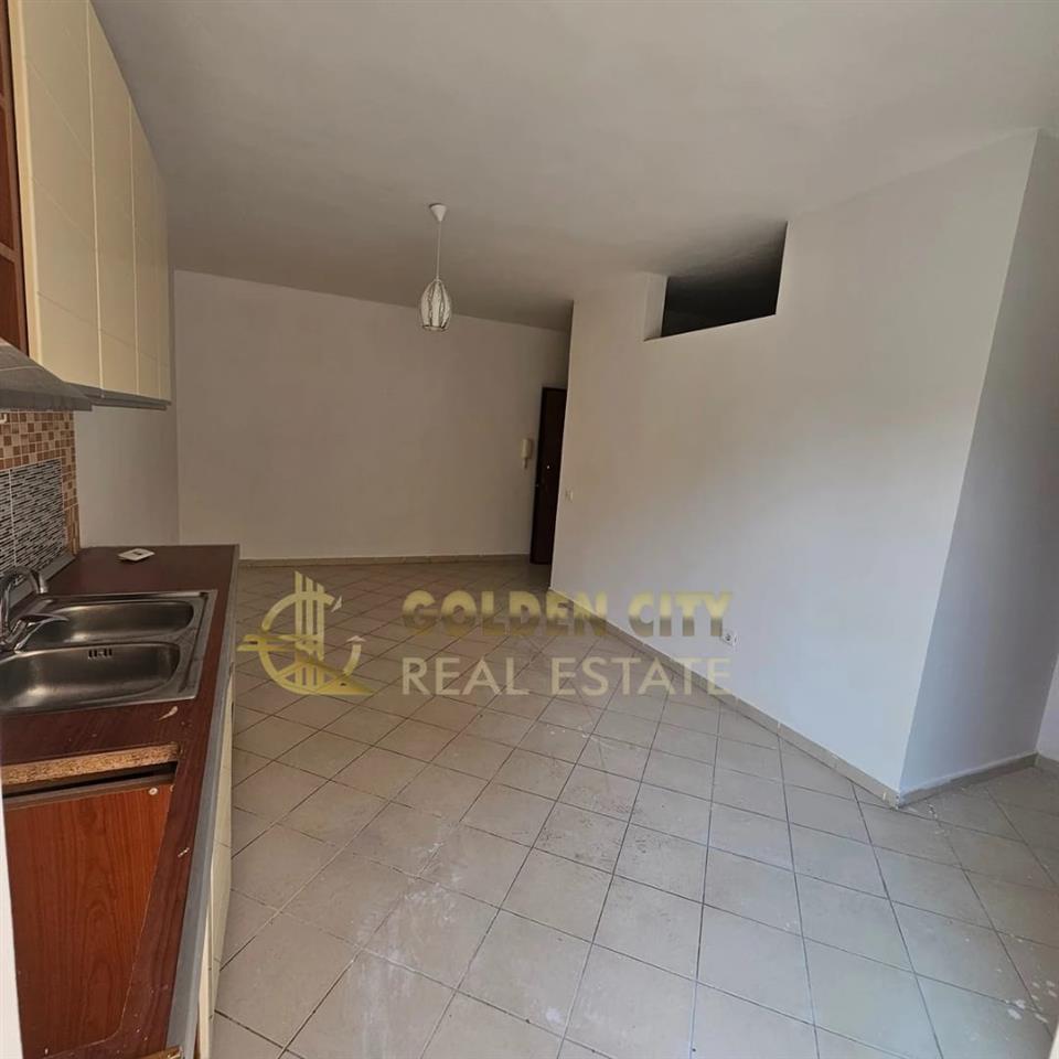 Shitet apartament 1+1