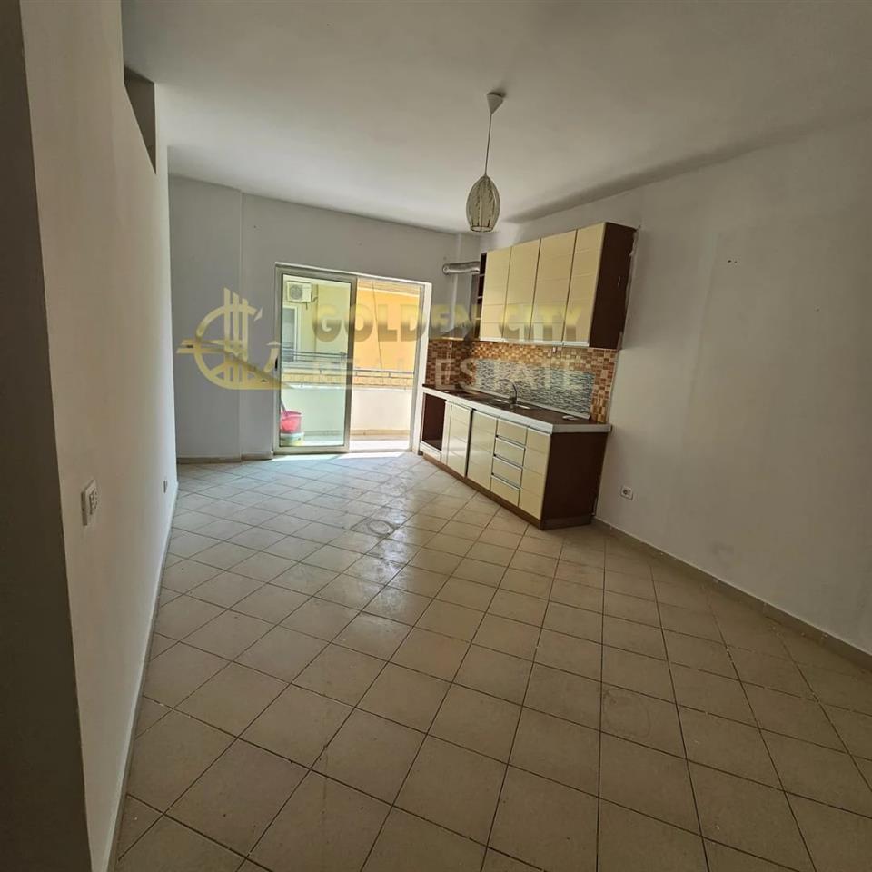 Shitet apartament 1+1