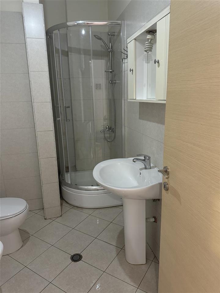 Jepet me qera 1+1 në Astir e mobiluar.