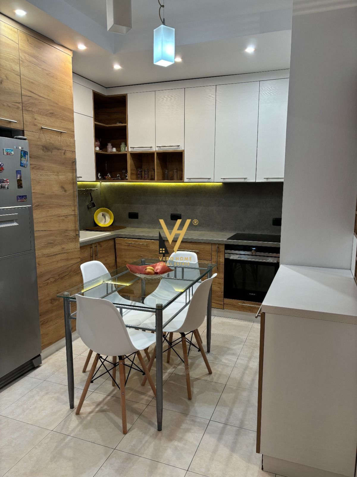 JEPET APARTAMENT 2+1+2 ME QERA TE 21 DHJETORI 700