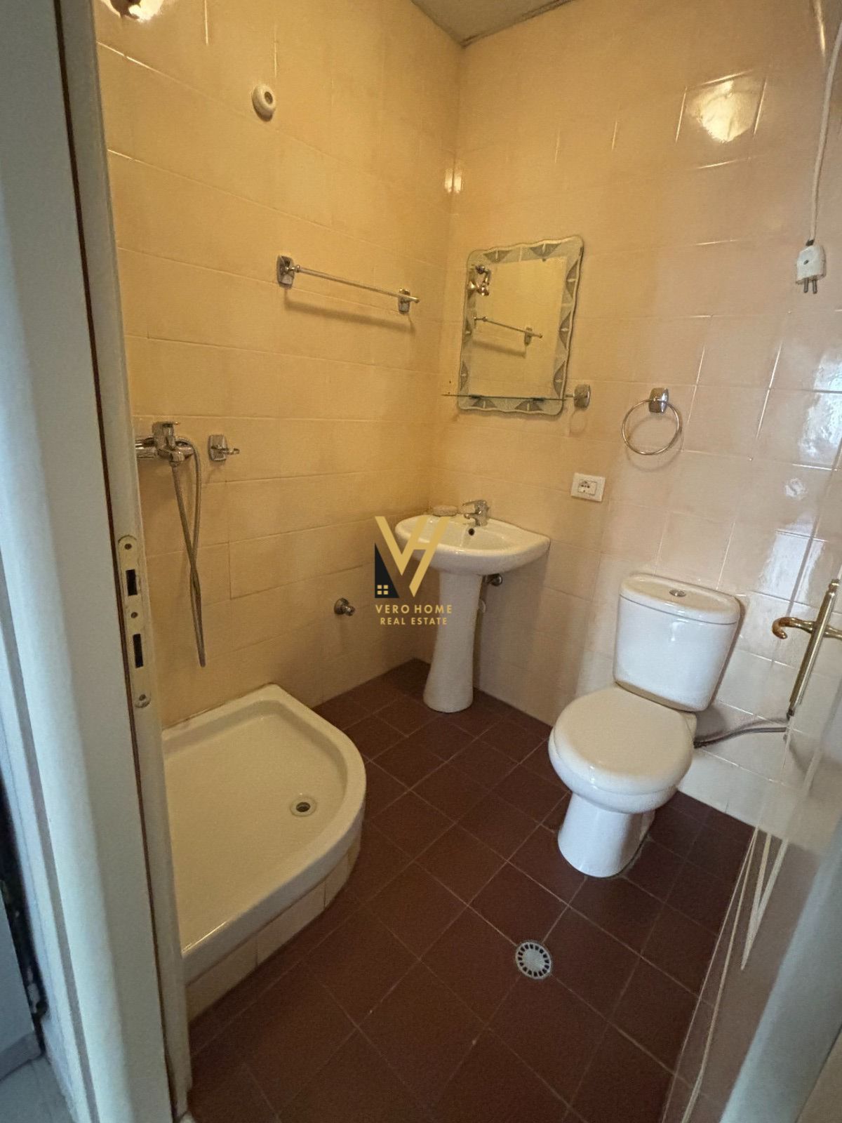 JEPET APARTAMENT 2+1+2 ME QERA TE 21 DHJETORI 700