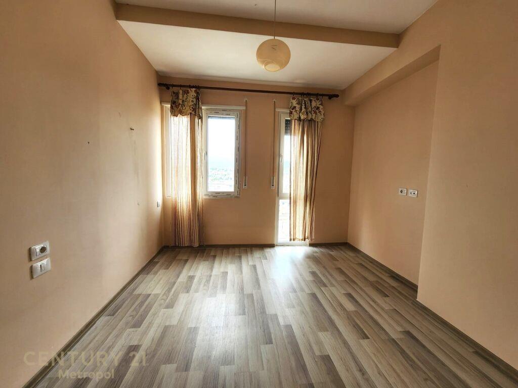 Shitet Apartament 2+1 Oxhaku 130 000 €