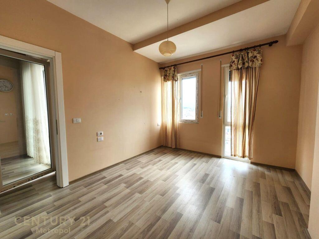 Shitet Apartament 2+1 Oxhaku 130 000 €