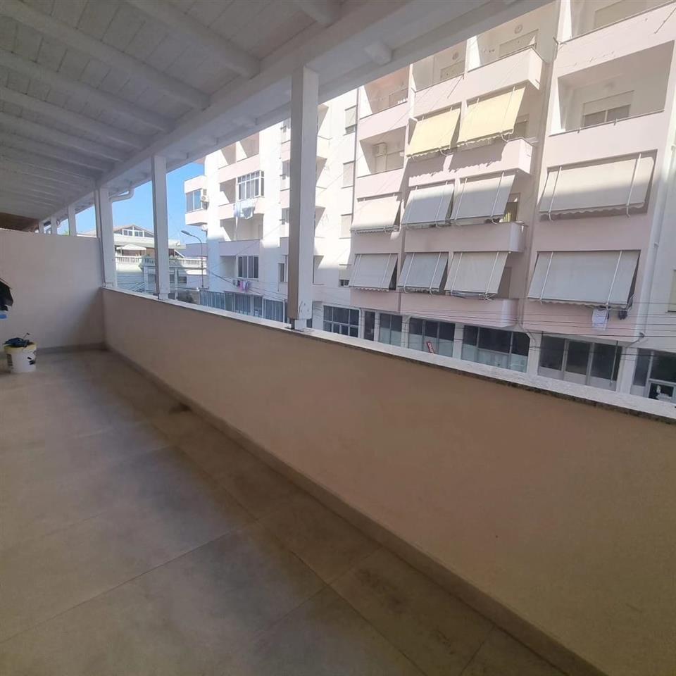 shitet apartament vila koral/plazh