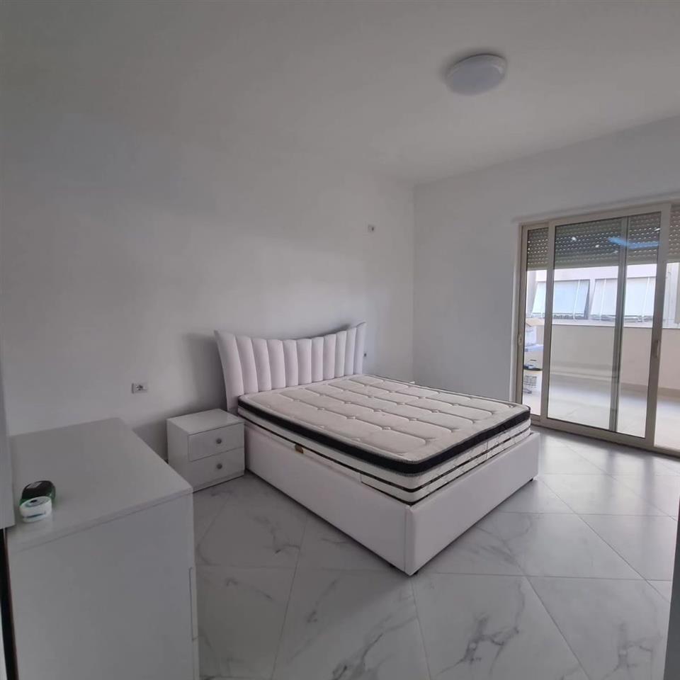 shitet apartament vila koral/plazh