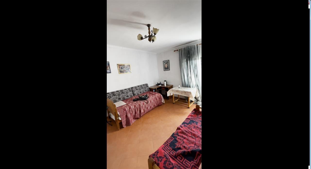 Shitet apartament 2+1