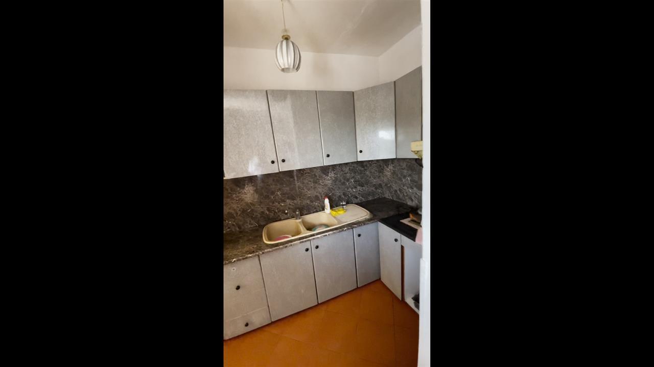 Shitet apartament 2+1