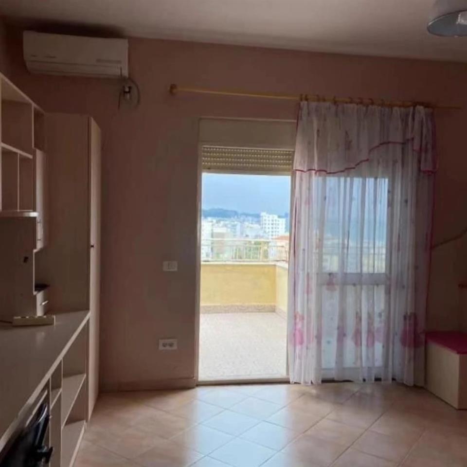 Shitet apartament Pelikani/ Plazh