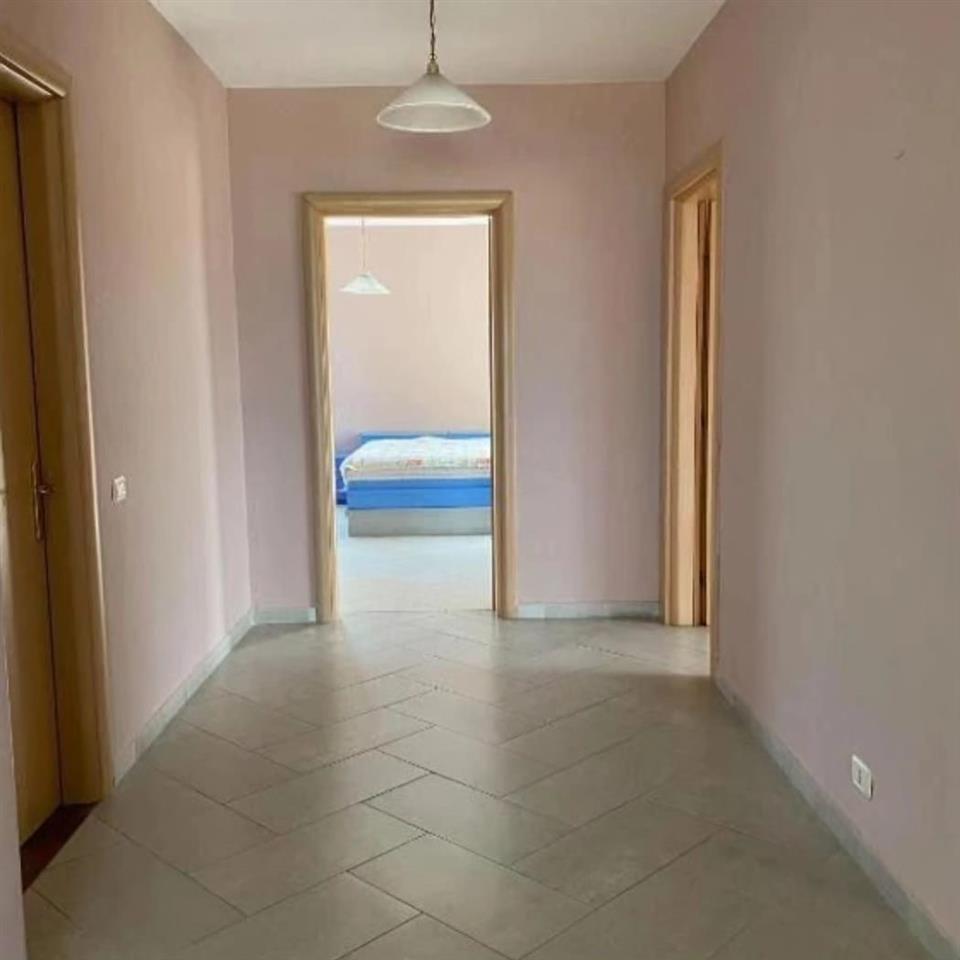 Shitet apartament Pelikani/ Plazh