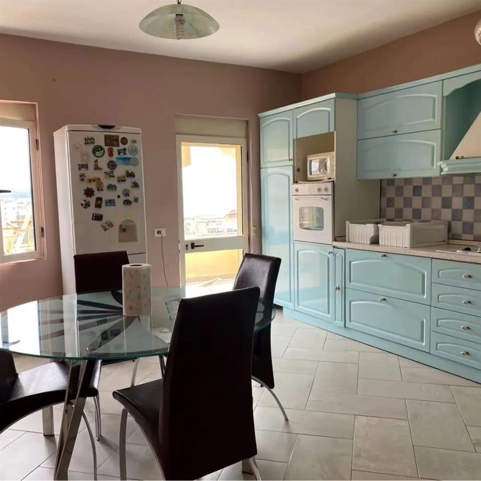 Shitet apartament Pelikani/ Plazh