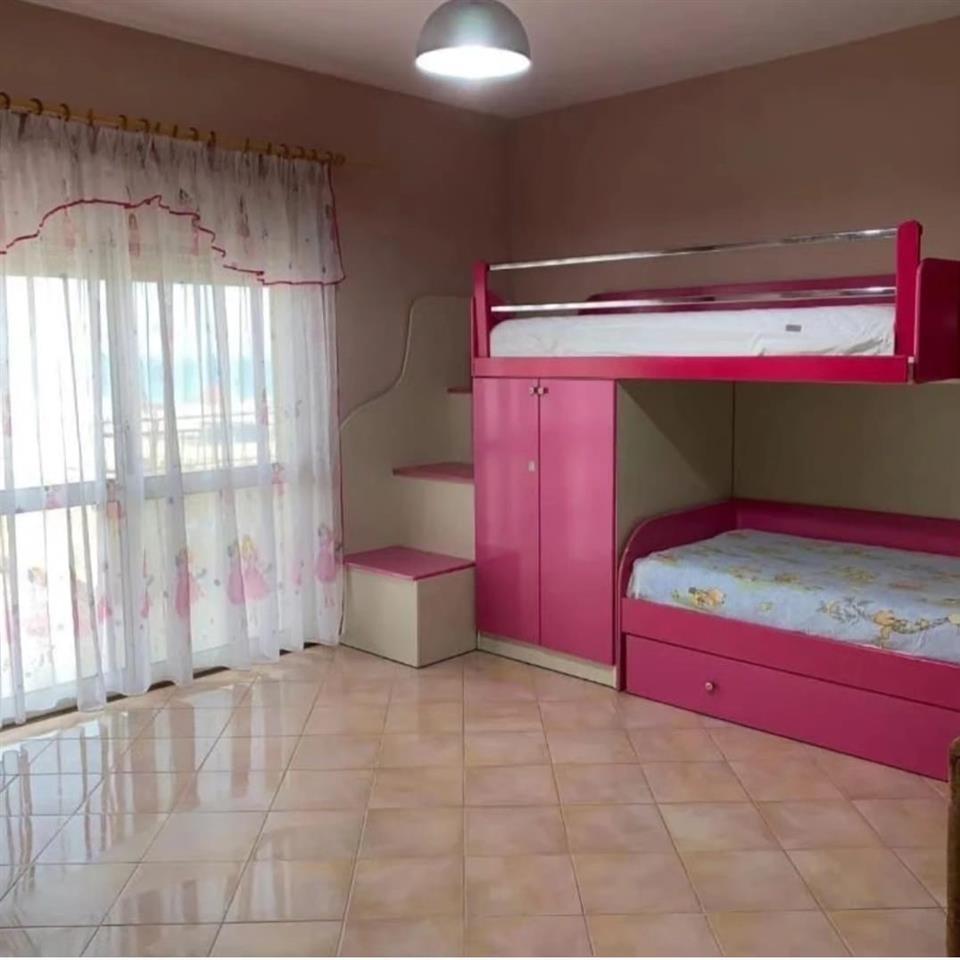 Shitet apartament Pelikani/ Plazh