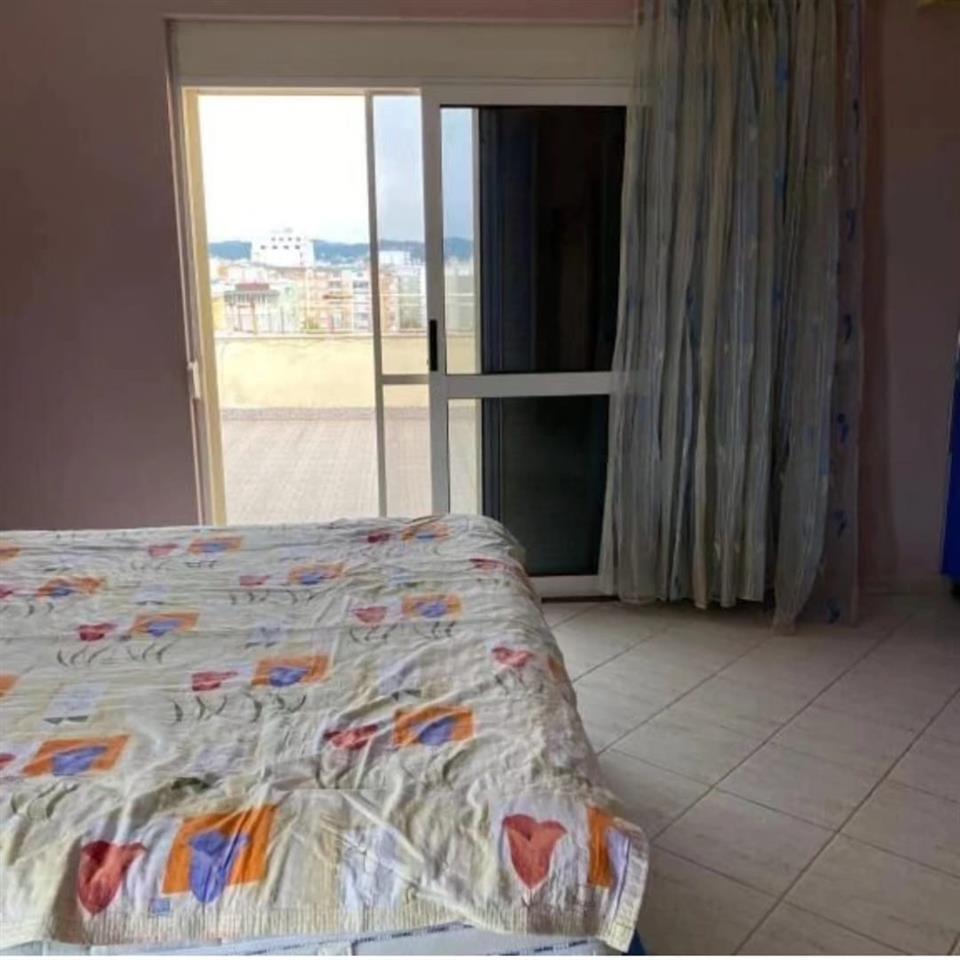 Shitet apartament Pelikani/ Plazh