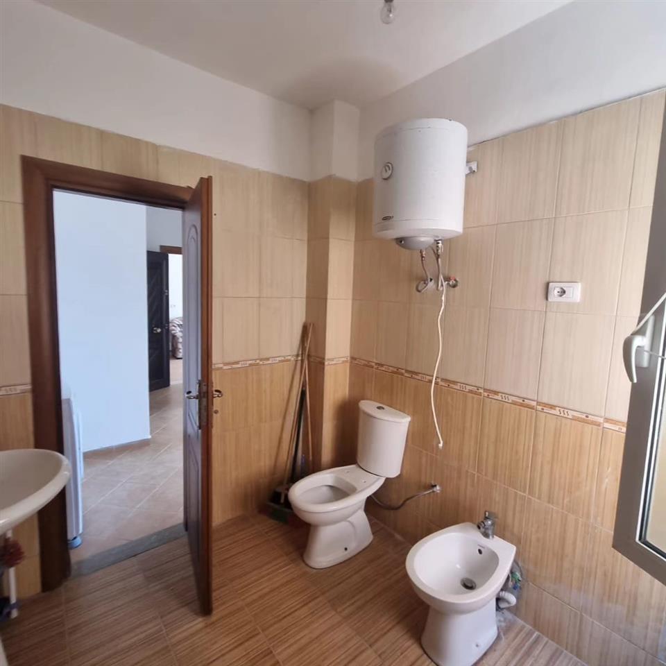 shitet apartament mali i robit